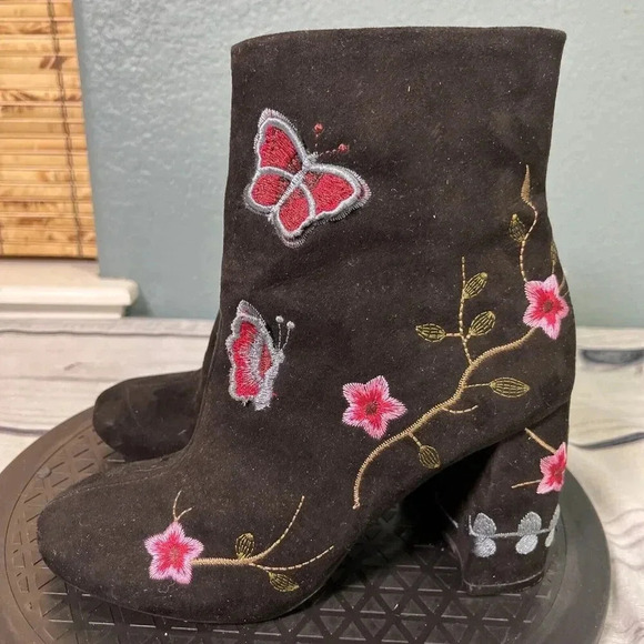 Nanette Lepore Size 6 Lilly Vegan Suede Block Heel Bootie Embroidered Retro - Picture 3 of 8